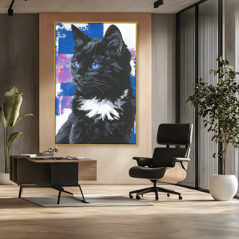 Tablou canvas cu tablou canvas cu pisica neagra, in rama de aluminiu auriu, pe perete intr-un birou
